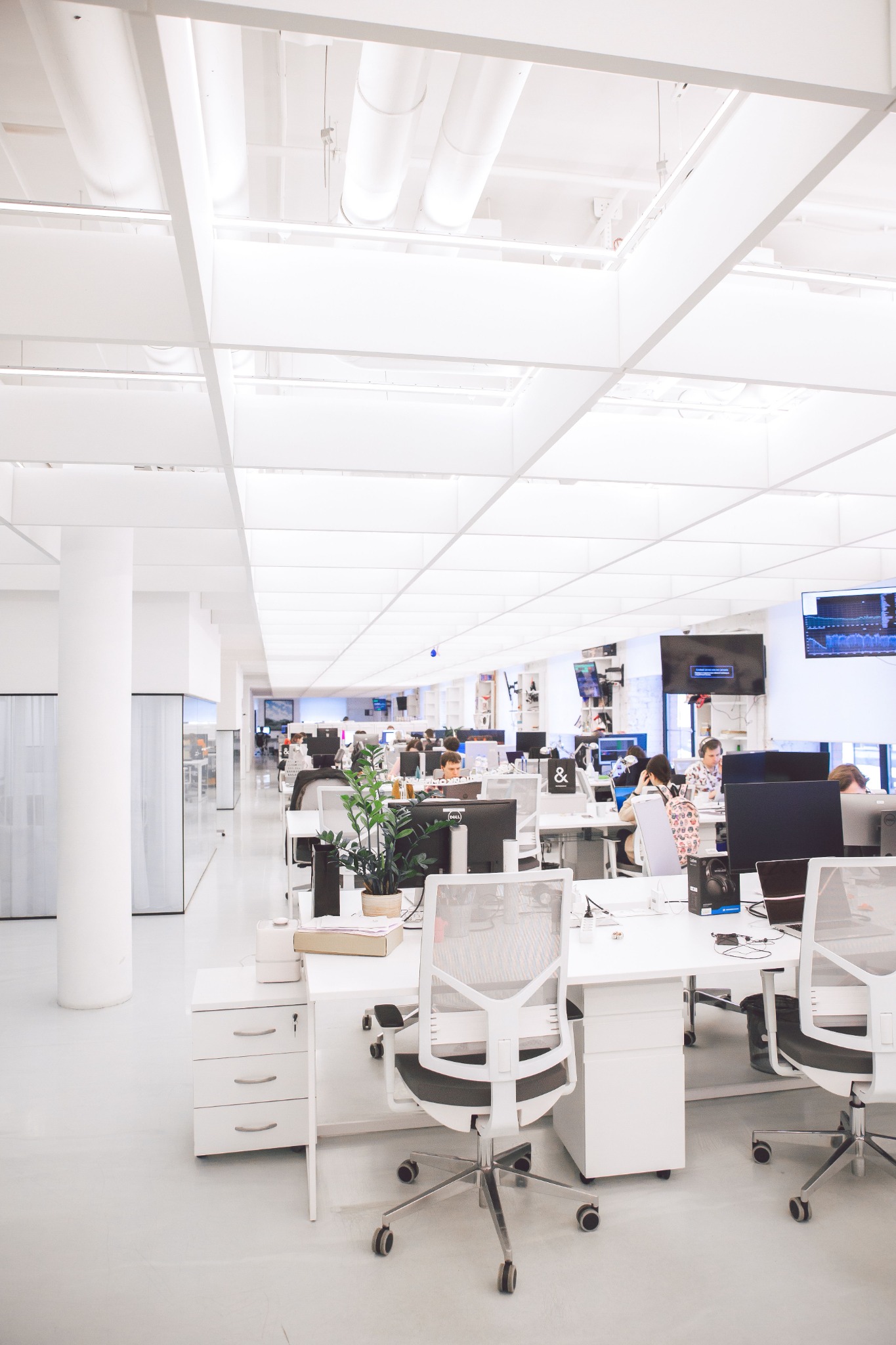Intérieur lumineux d'un espace de travail professionnel