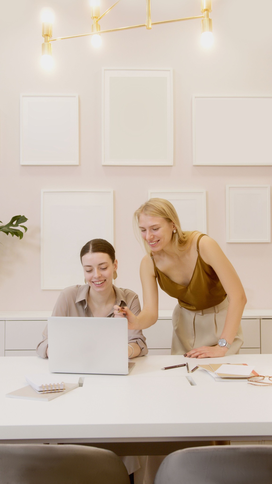 Deux professionnelles travaillent ensemble dans un espace de travail lumineux